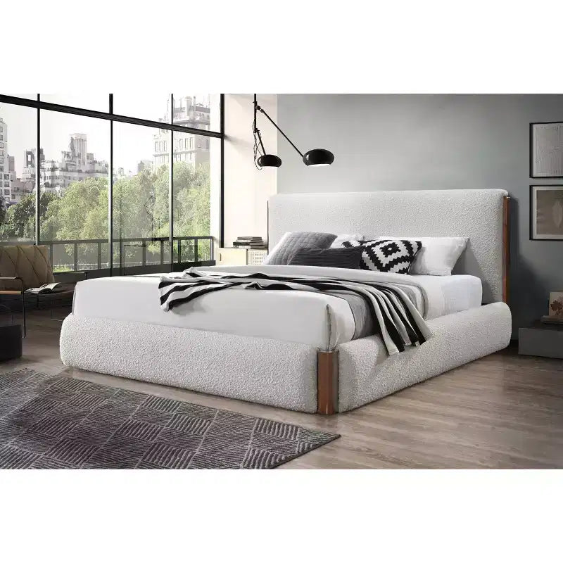 Lit queen en velours blanc et noyer