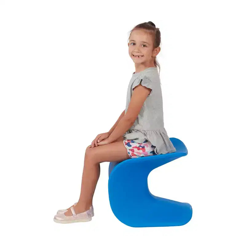 Chaises et tabourets de bar en forme de vague