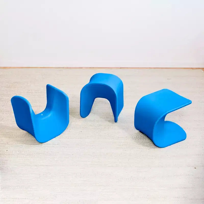 Chaises et tabourets de bar en forme de vague