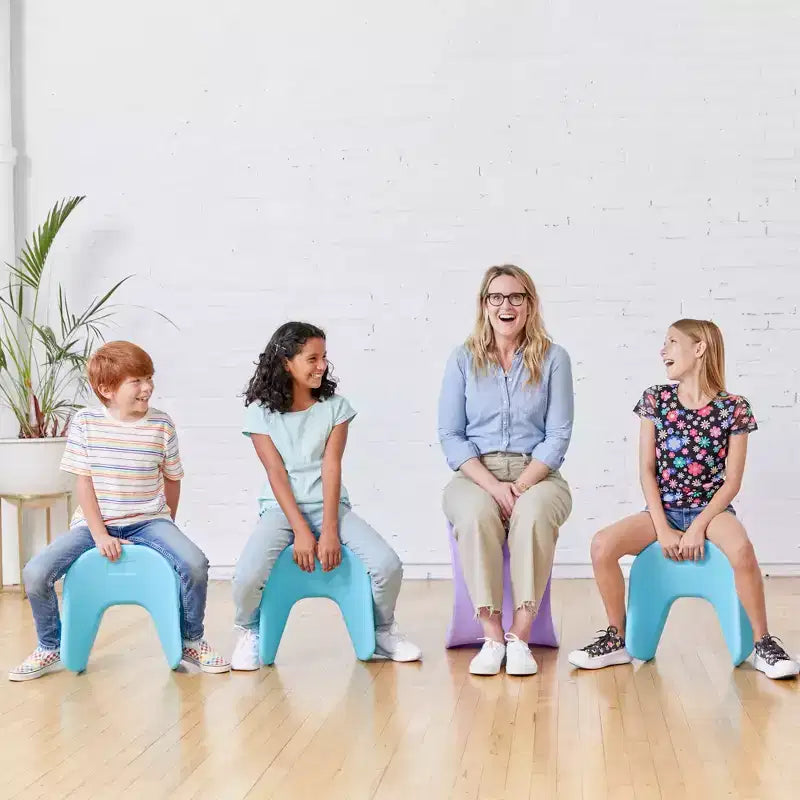 Chaises et tabourets de bar en forme de vague