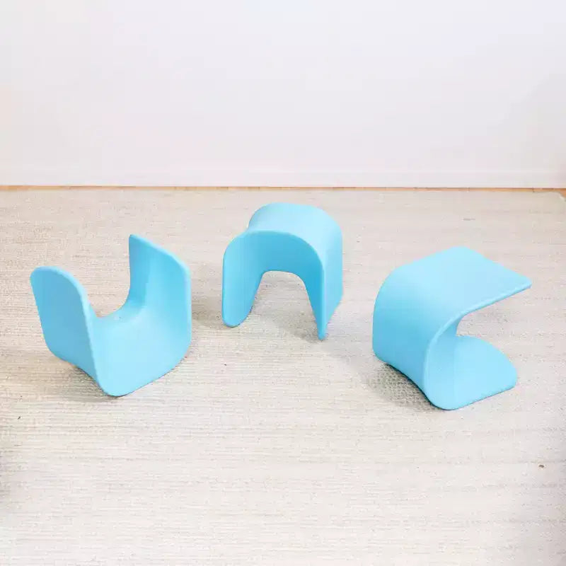 Chaises et tabourets de bar en forme de vague