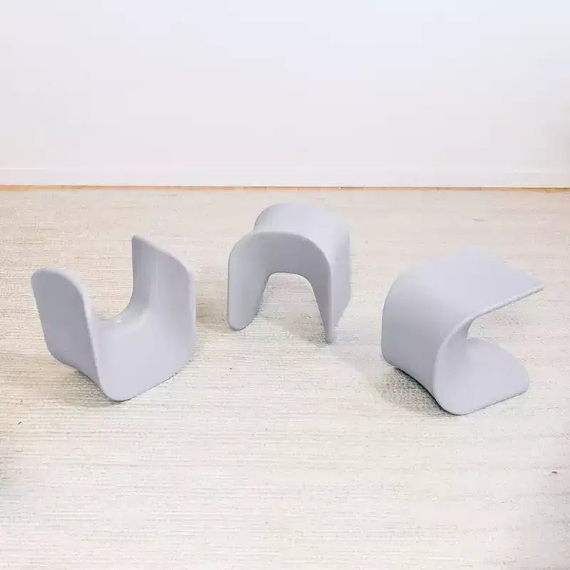 Chaises et tabourets de bar en forme de vague