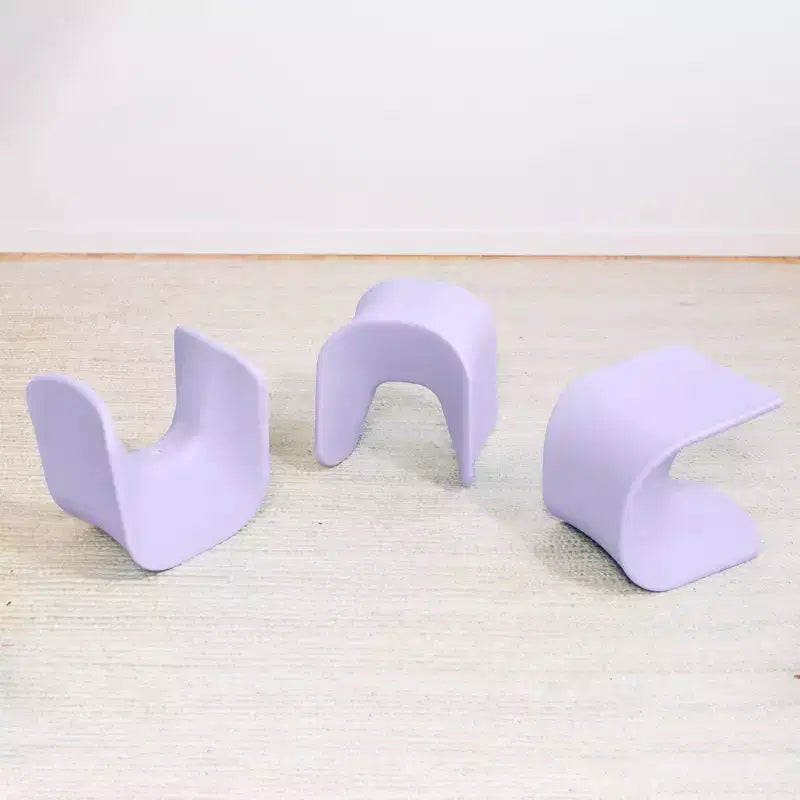 Chaises et tabourets de bar en forme de vague