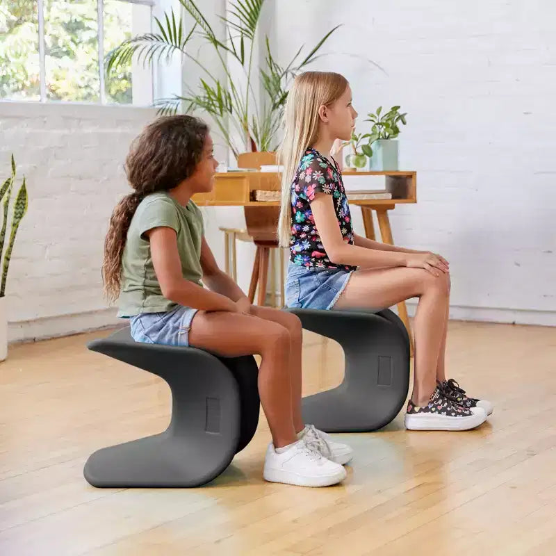 Chaises et tabourets de bar en forme de vague