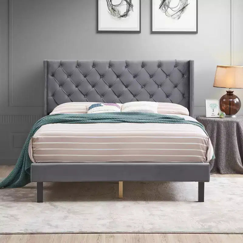 Lit plateforme capitonné en velours gris grand format