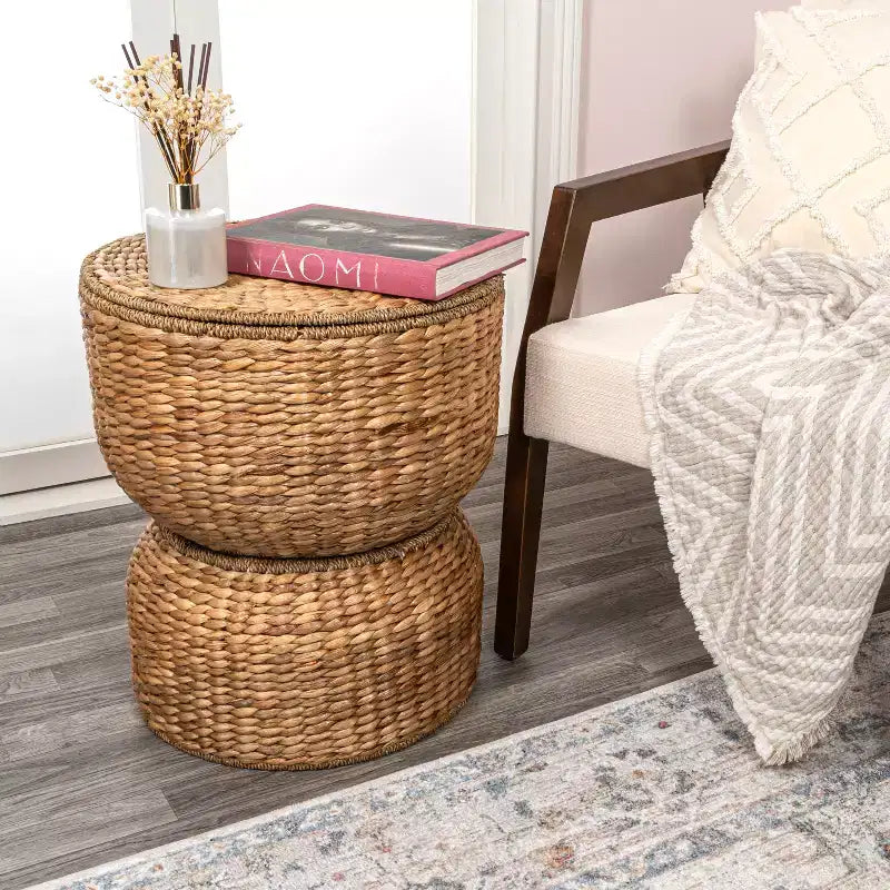 Table d'appoint de rangement tissée à la main en forme de sablier